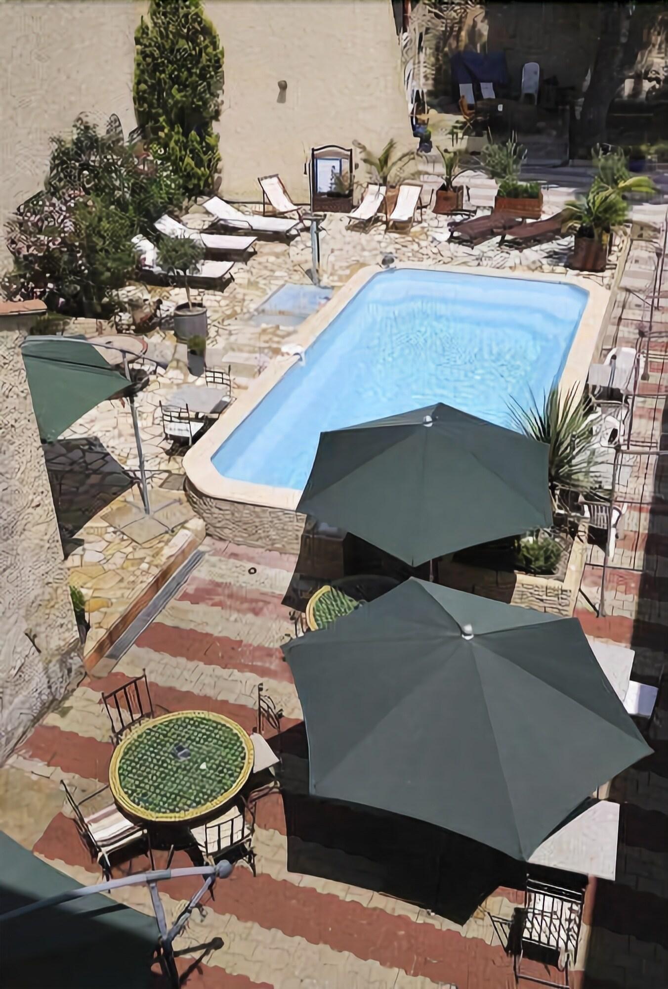 Hotel La Bastide D'entraigues 3*